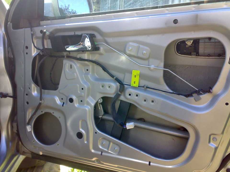 Дверь передняя лачетти хэтчбек. Chevrolet Lacetti 2008 седан дверь. Динамики Дэу Джентра двери. Дверь водительская Шевроле. Chevrolet Lacetti универсал дверные обшивки.