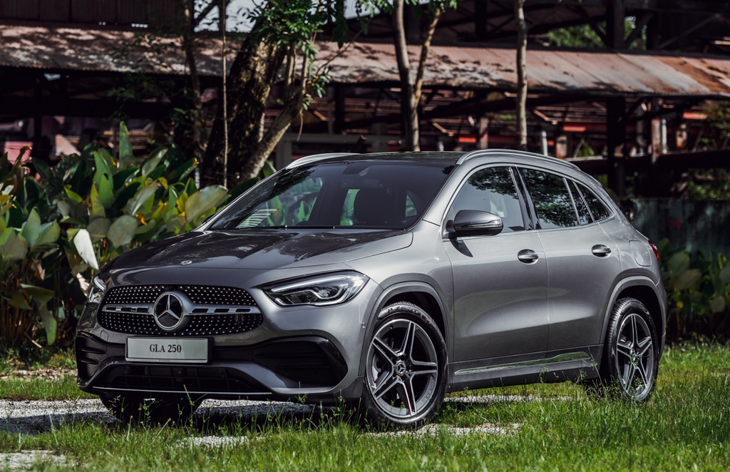 Mercedes Benz GLA 250 красный