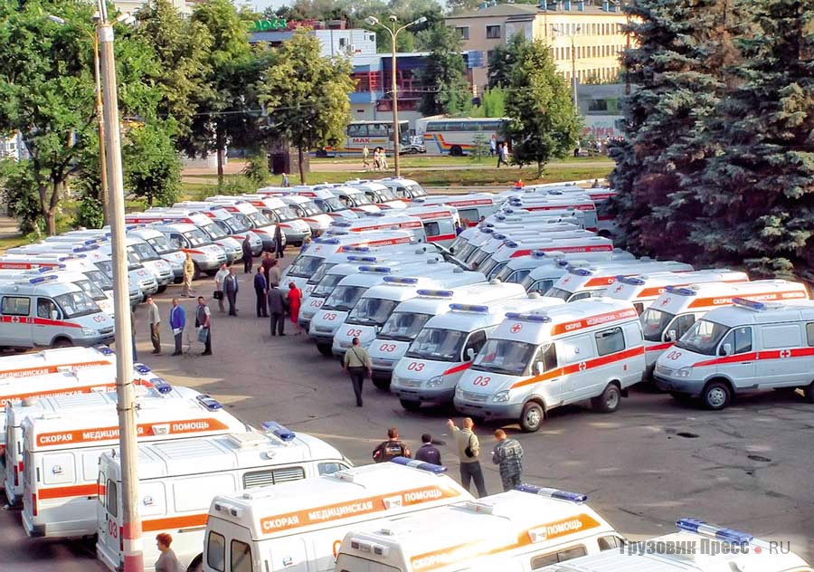 Торжественная передача партии медицинских автомобилей у Дворца культуры ГАЗа