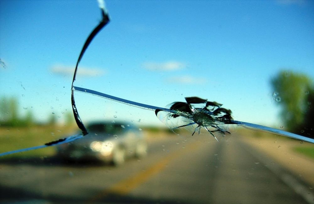 Как остановить трещину на лобовом стекле автомобиля