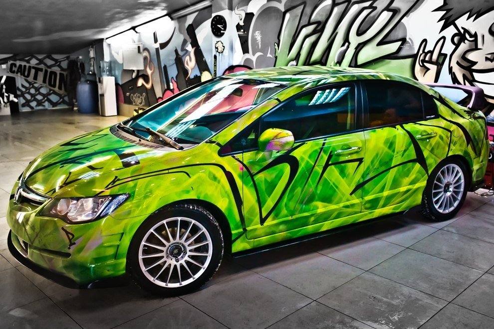 Разрисованный яркими. Граффити Honda Civic. Машина "граффити". Покраска машины в стиле комикса. Аэрография авто в стиле комиксов.