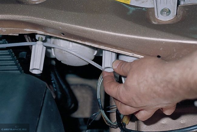 Блок фара автомобиля ВАЗ-2110, вид на регулировочные винты со стороны моторного отсека 
