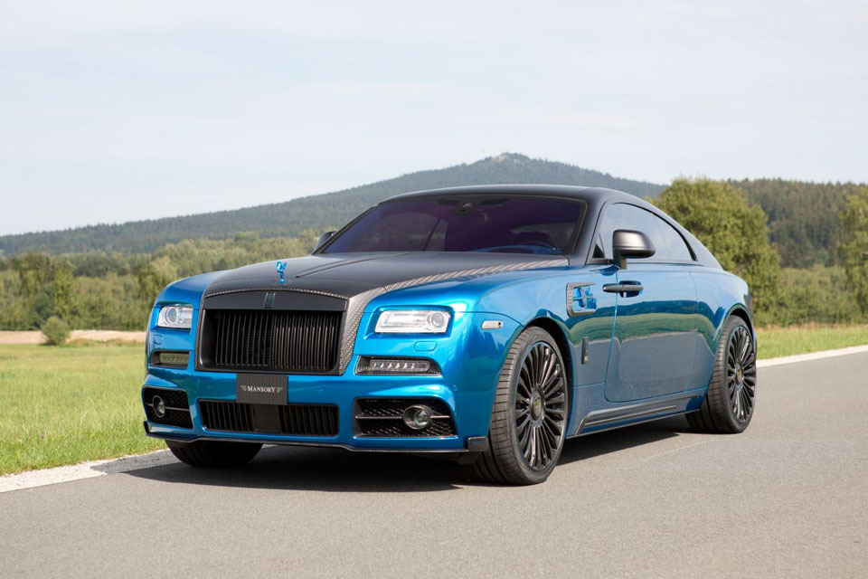 Этот Rolls-Royce Wraith побывал в знаменитой конторе Mansory, где ему из карбона сделали капот, диффузор сзади и дополнительные аэродинамические элементы в обвесе, а также поставили колесные диски в 22 дюйма.