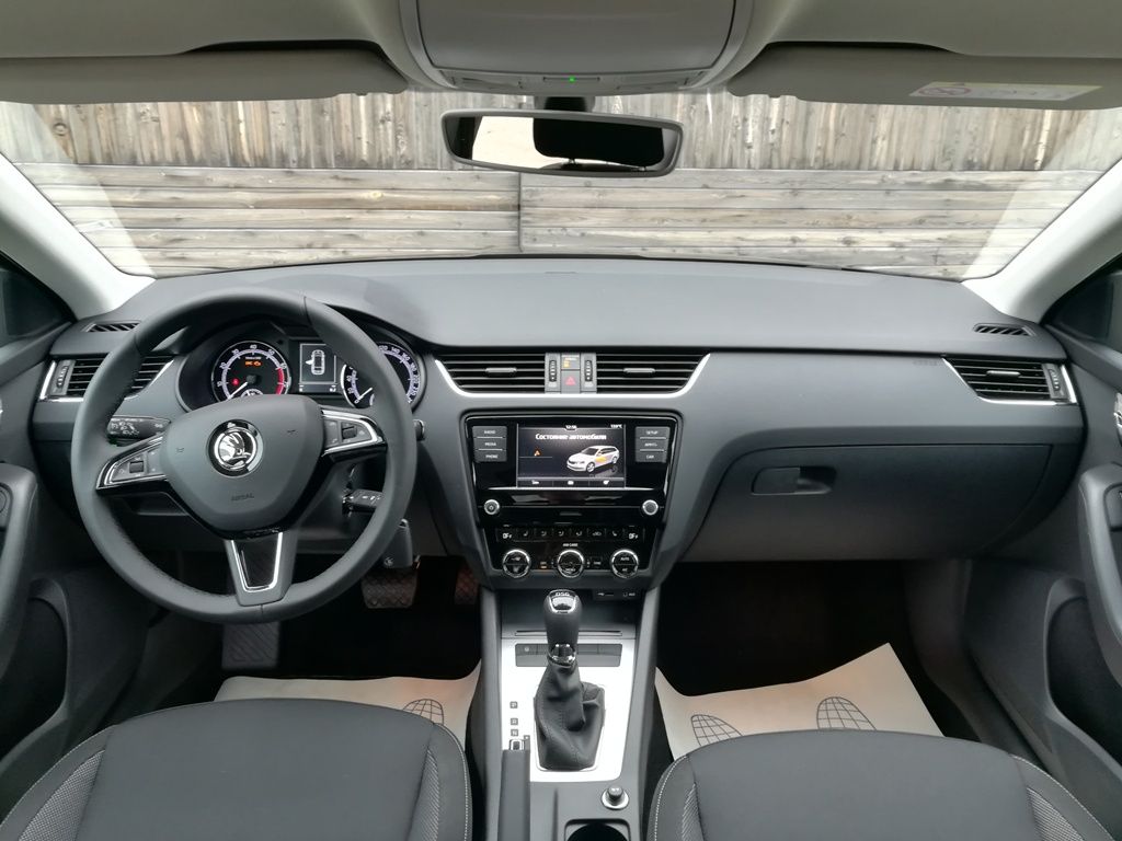 Комплектация актив шкода. Skoda Octavia Ambition. Škoda Octavia 2019 салон.