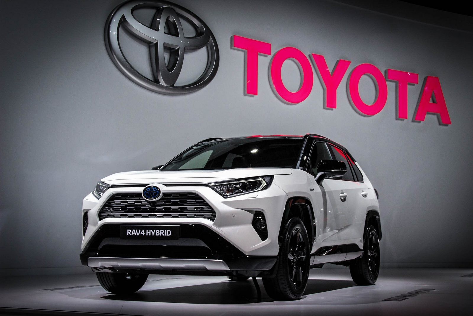 Toyota RAV4 три четверти