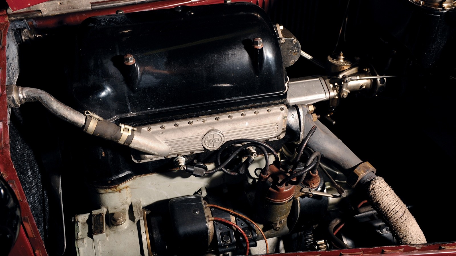 На фото: Под капотом Lancia Lambda 