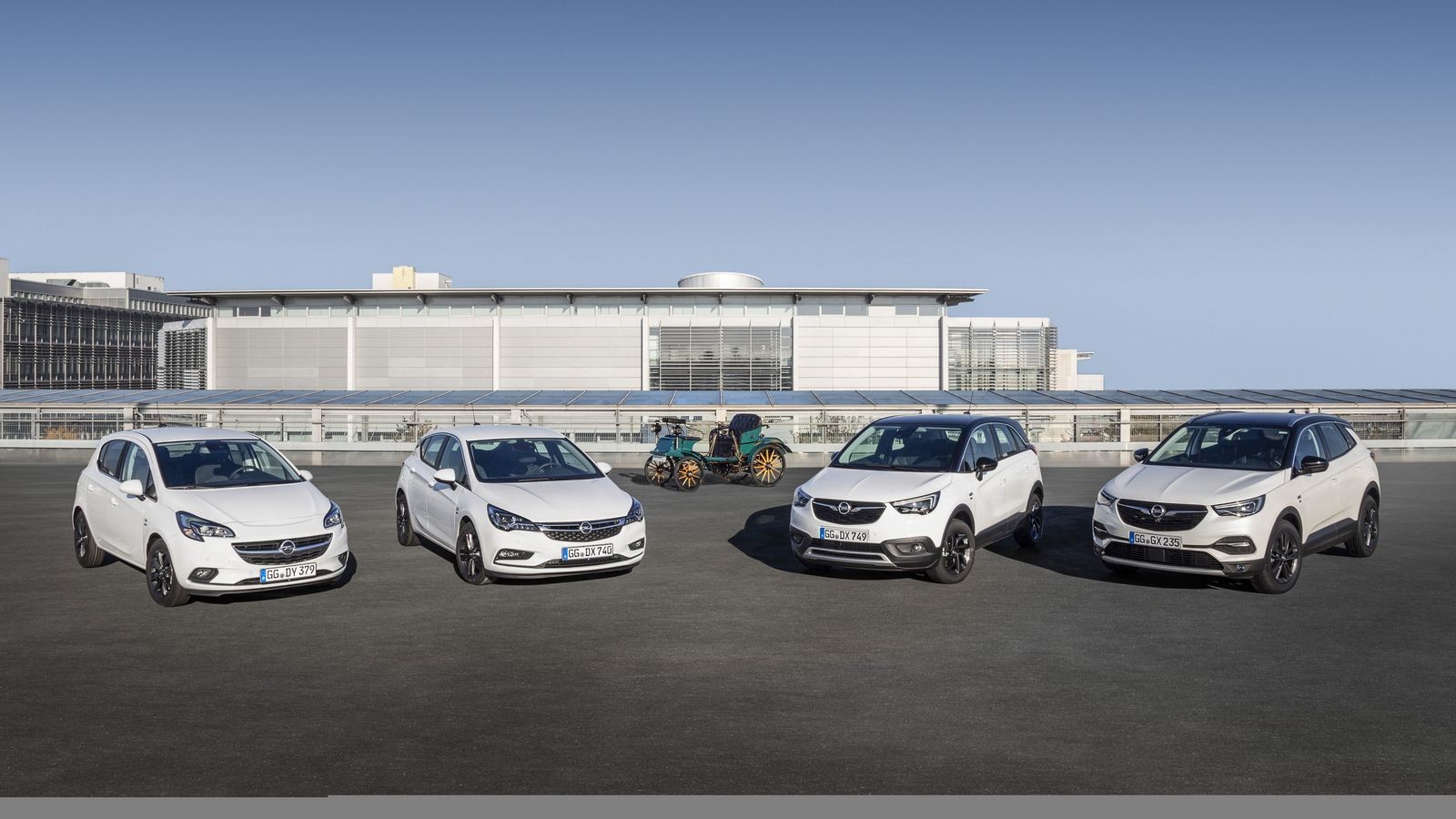Юбилейные модели Opel на фоне прародителя, патентованного автомобиля системы Лутцманна.