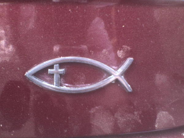 Машина знак крест. Символ рыбы на машине. Значок рыбки на машине. Христианская рыбка.