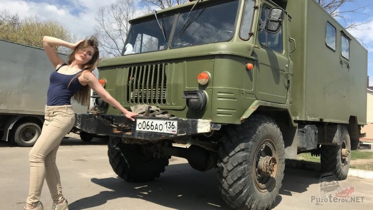 Девушка позирует у ГАЗ-66