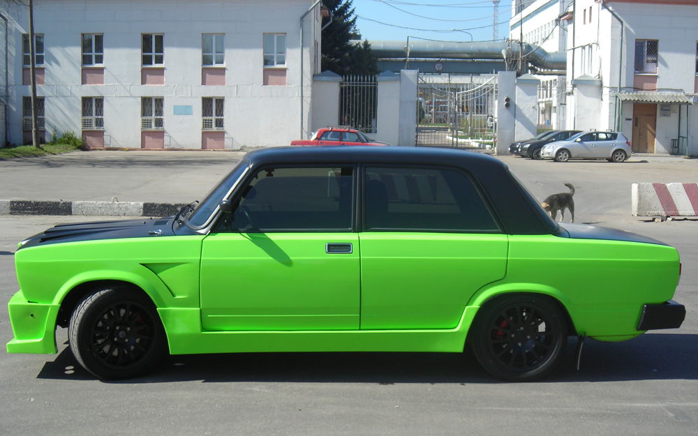 Зеленая Lada 2107 с чёрными дисками