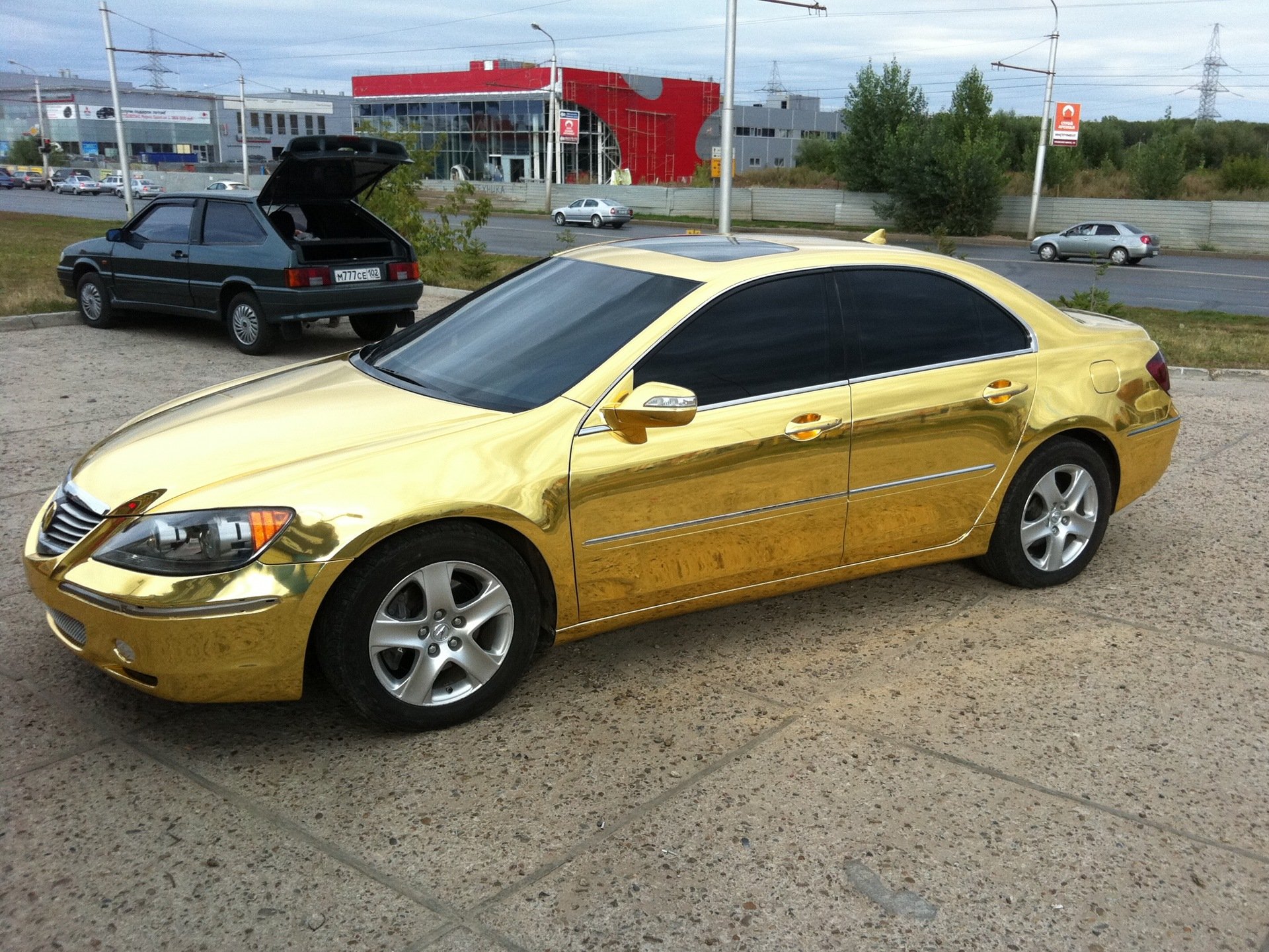 Gold машины. Rover 75 Золотая пленка. G35 Золотая пленка. Золотая машина. Машина золотого цвета.