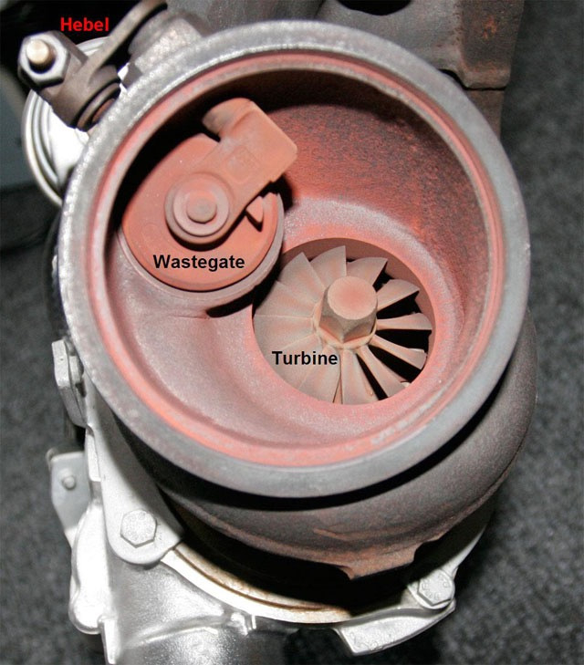 Приводимая клапаном вестгейта заслонка-«калитка» в самой турбине. (фото: Drive2)