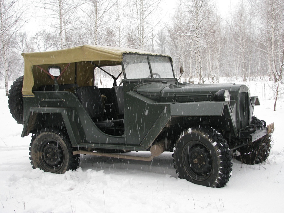 ​ГАЗ-67, СССР. Выпускался в 1943–1953 годах. Масса 1,32 тонны. Бензиновый двигатель объёмом 3,3 литра мощностью 54 л.с. Максимальная скорость 90 км/ч. Произведено всего около 95 тысяч машин, в том числе в годы войны – 4 851. Дальнейшее развитие ГАЗ-64. - Эволюция армейских внедорожников 