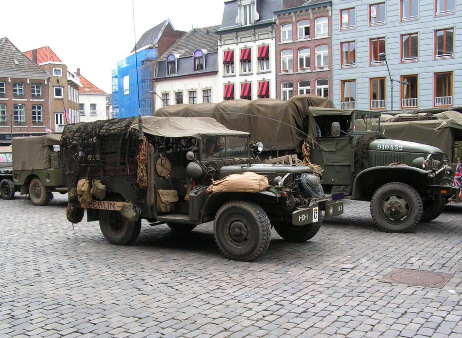 ​Dodge WC, США. Производился с 1940 года. Масса 2,3 тонны. Бензиновый двигатель объёмом 3,8 л, мощностью 92 л.с. Максимальная скорость 92 км/ч. В различных (в том числе трёхосных) модификациях произведено около 255 000 машин. Поставлялись по договору ленд-лиза в СССР onlytruecars.com/ - Эволюция армейских внедорожников 