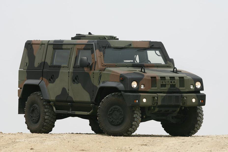 ​Iveco LMV , Италия. Производится с 2001 года. Масса 6,5 тонн. Двигатель мощностью 185 л.с. Состоит на вооружении в Италии (более 1150 штук), Бельгии, Боснии и Герцеговине, Великобритании, Испании, Норвегии, России, Словакии, Хорватии, Чехии - Эволюция армейских внедорожников 