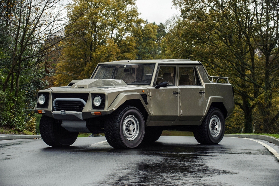 ​Lamborghini LM002, Италия. Выпускался в 1986–1993 годах. Масса 2,7 тонны. Бензиновый двигатель объёмом 5,1л, мощностью 444 л.с. Максимальная скорость 188 км/ч. Всего выпущен 301 автомобиль, в том числе для вооружённых сил Ливии – 100, Саудовской Аравии – 40. Единственный серийный внедорожник компании Lamborghini - Эволюция армейских внедорожников 