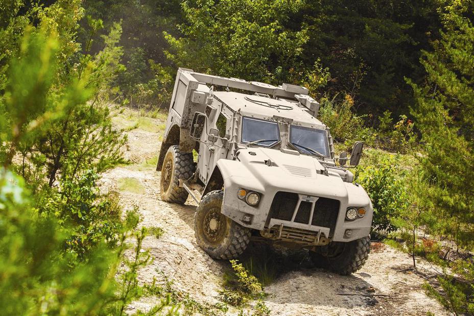 ​Oshkosh L-ATV, США. Выпускается с 2011 года. Масса 6,4 тонны. Дизельный двигатель объёмом 6,6 л, мощностью 300 л.с. Максимальная скорость 110 км/ч. Министерство обороны США планирует заменить этими машинами Humvee, потребность только для американских вооружённых сил оценивается в 54 600 автомобилей st-kt.ru - Эволюция армейских внедорожников 