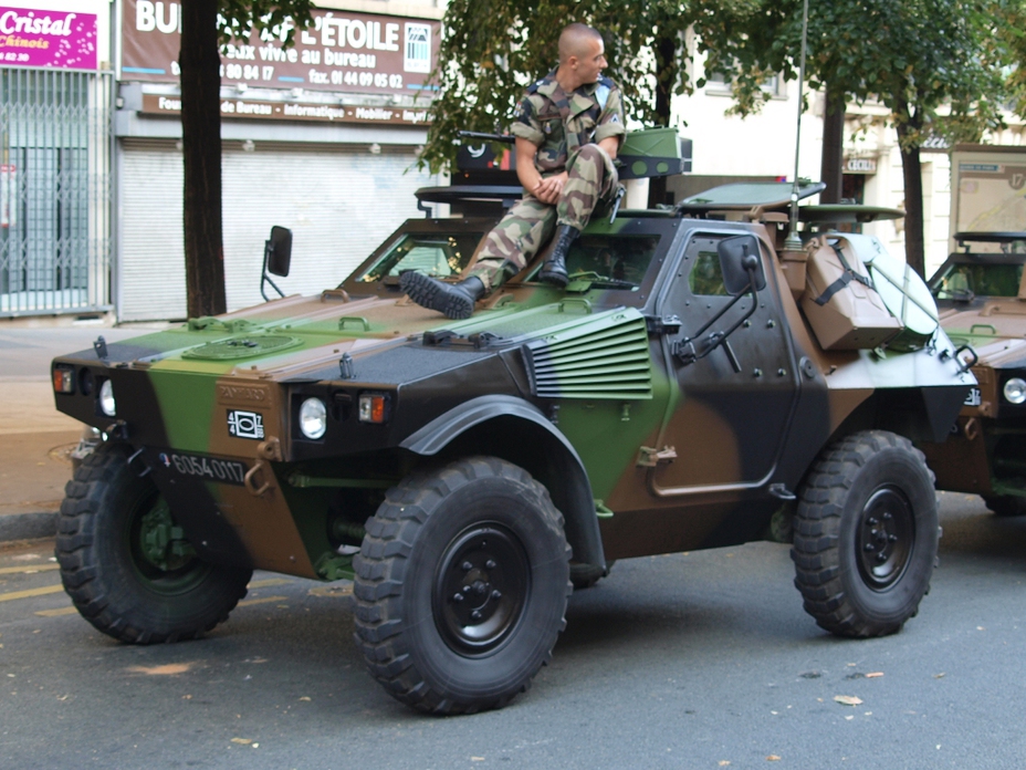 ​Panhard GD VBL, Франция. Принят на вооружение французской армией в 1990 году. Масса 3,8 тонны. Двигатель мощностью 95 (в более модификациях – до 129) л.с. Максимальная скорость 95 км/ч. Во Франции имеется порядка 1470 машин, в Мексике 1231, в Греции 243, Омане 56, Нигерии 72, Ботсване 64. Кроме этих стран, используется ещё примерно десятком государств (Португалия, Грузия, Руанда, Кувейт, Индонезия и др.) - Эволюция армейских внедорожников 