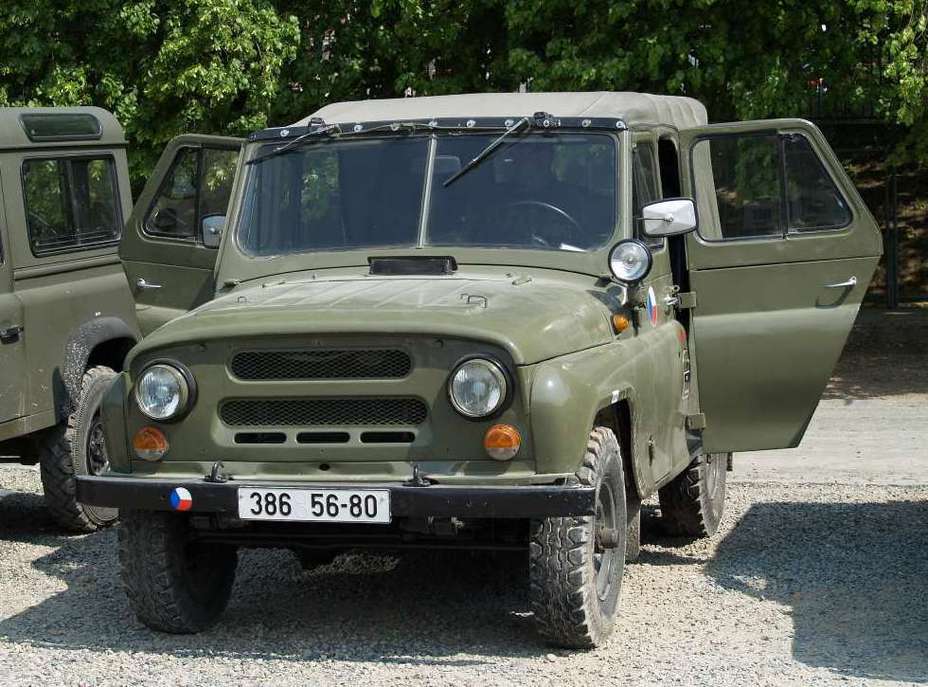 ​УАЗ-469, СССР. Производился в 1972–2010 годах. Масса 1,65 тонны. Бензиновый двигатель объёмом 2,5 литра мощностью 75 л.с. Максимальная скорость 120 км/ч. Кроме СССР, собирался на Кубе и во Вьетнаме. Поставлялся в несколько десятков государств armyrecognition.com - Эволюция армейских внедорожников 