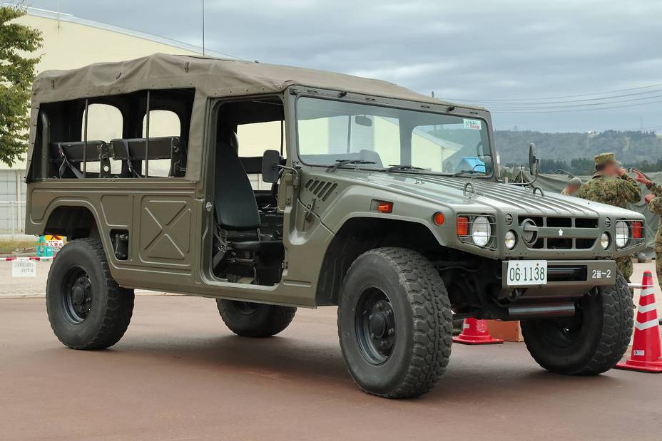 ​Toyota Mega Cruiser, Япония. Производился с 1995 по 2002 годы. Масса 2,9 тонны. Дизельный двигатель объёмом 4,1 л, мощностью 153 л.с. Состоит на вооружении Сил самообороны Японии - Эволюция армейских внедорожников 