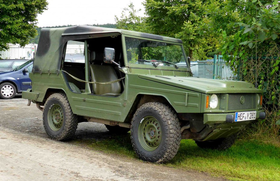 ​Volkswagen Iltis, Западная Германия. Производился в 1978–1988 годах. Масса 1,3 тонны. Бензиновый двигатель объёмом 1,7 литра мощностью 75 л.с. Выпущено 16 000 машин. С вооружения в Германии снят, в настоящее время стоит на вооружении в армиях Бельгии, Канады и Эстонии fahrzeugbilder.de - Эволюция армейских внедорожников 