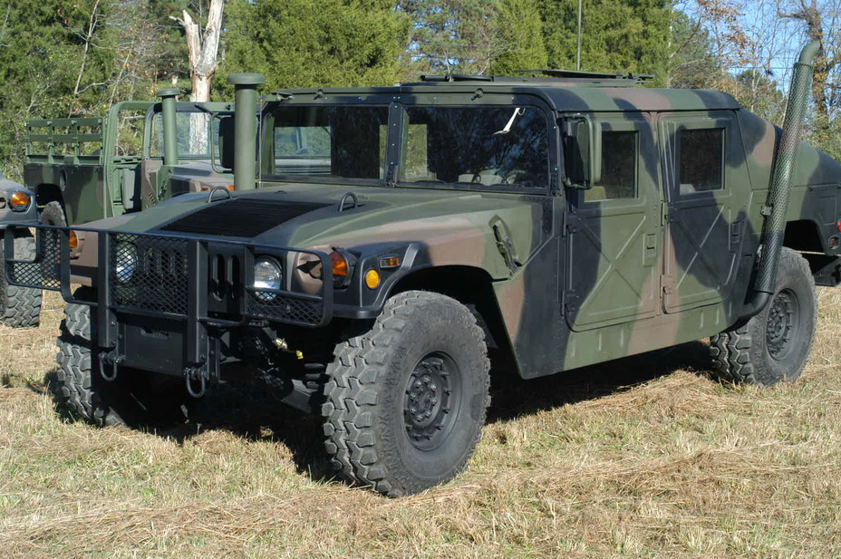 ​HMMWV, или Humvee, США. Выпускается с 1985 года. Масса 2,7 тонны. В начале устанавливался бензиновый двигатель объёмом 5,7 литра, но вскоре его заменили на дизель объёмом 6,2 литра и мощностью 160 л.с. Вариант с турбонаддувом объёмом 5,5 литра имеет мощность 195 л.с. и разгоняет машину до 140 км/ч. Произведено более 280 000 экземпляров HMMWV, которые стоят на вооружении армий примерно 40 государств - Эволюция армейских внедорожников 