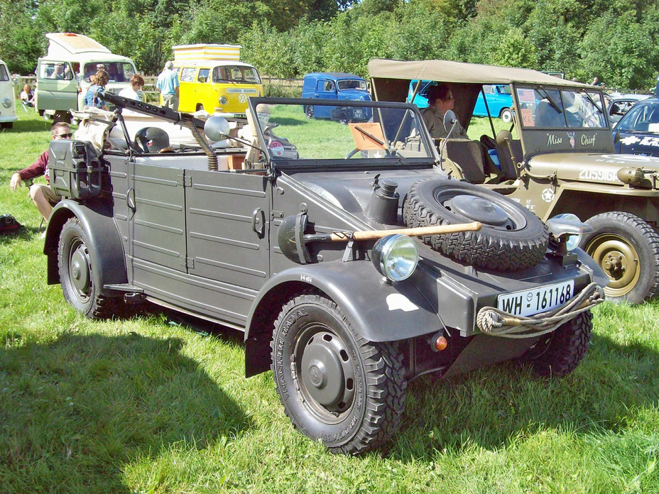 ​Volkswagen Typ 82. Германия. Производился с 1938 года, крупносерийно – с ноября 1940-го. Масса 0,7 тонны. Бензиновый двигатель объёмом 1,2 литра и мощностью 25 л.с. Максимальная скорость 60 км/ч. Всего до лета 1945 года было выпущено 50 436 машин flickriver.com - Эволюция армейских внедорожников 