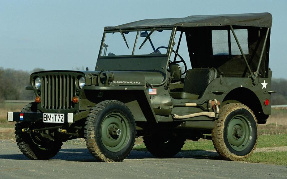 ​Willys MB, США. Серийное производство началось в 1941 году. Масса 1,1 тонны. Бензиновый двигатель объёмом 2,2 л, мощностью 60 л.с. Максимальная скорость 104 км/ч. С учётом копий Ford GPW выпущено 659 031 автомобилей, из них около 52 тысяч было поставлено в СССР по программе ленд-лиза hdwallpapers.cat - Эволюция армейских внедорожников 