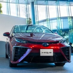 Новый автомобиль Toyota Mirai, работающий на водороде